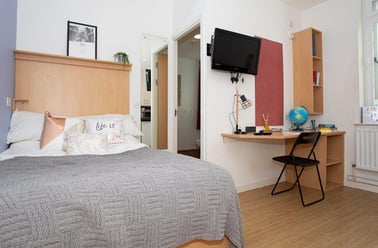 Cowgate, Old Town, Edinburgh - Image 2